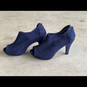 Madden Girl Navy Heels 💙